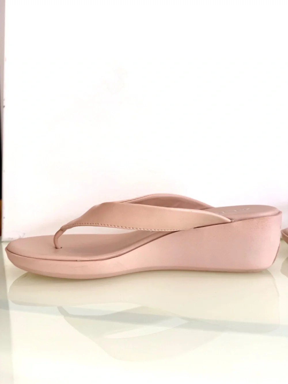 Aerosoles Isha Cipria Pu Cream Wedge Flip Flop Sandals Size 9 EUC